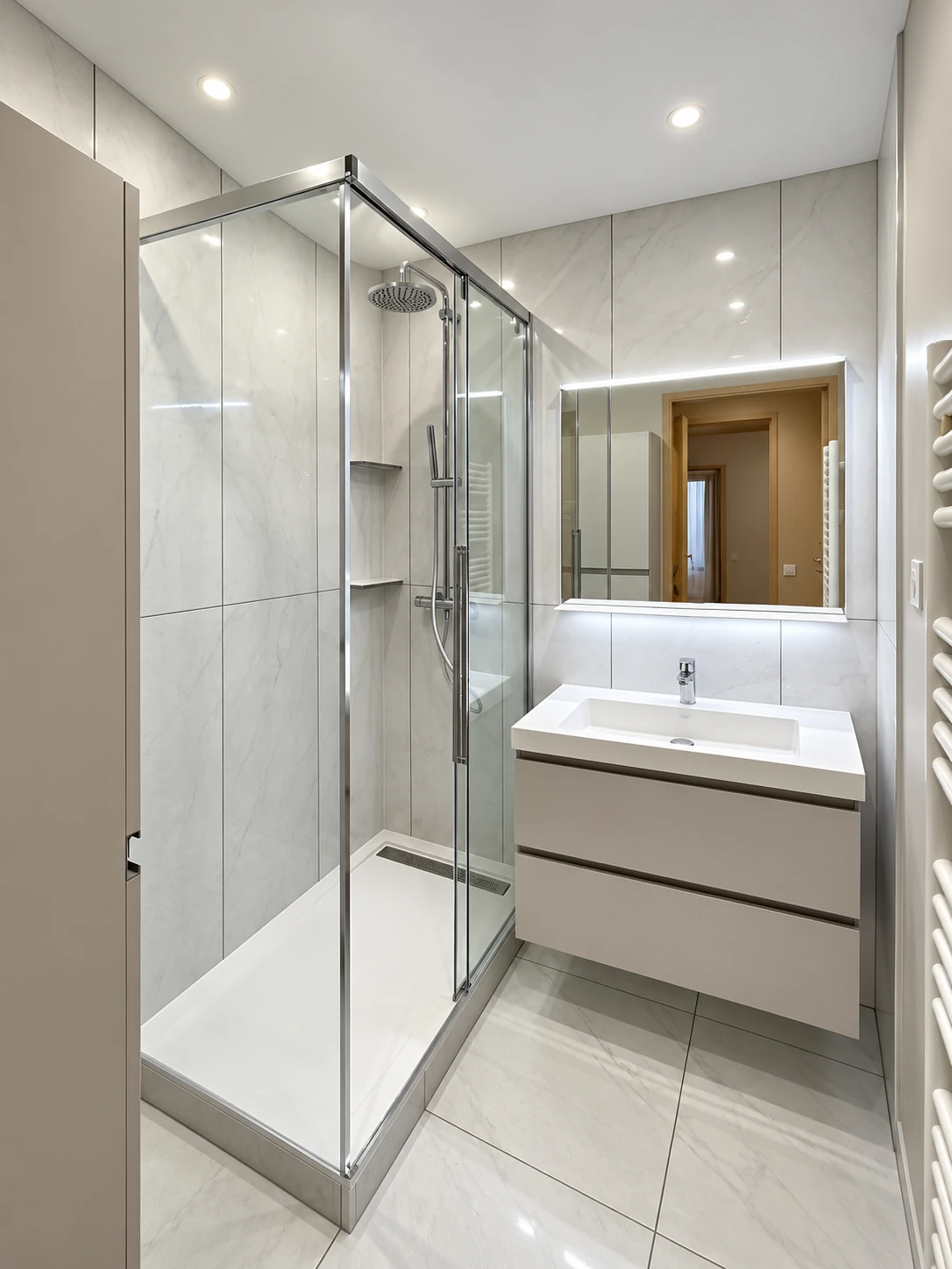 Salle de bain avec douche vitrée et meuble vasque