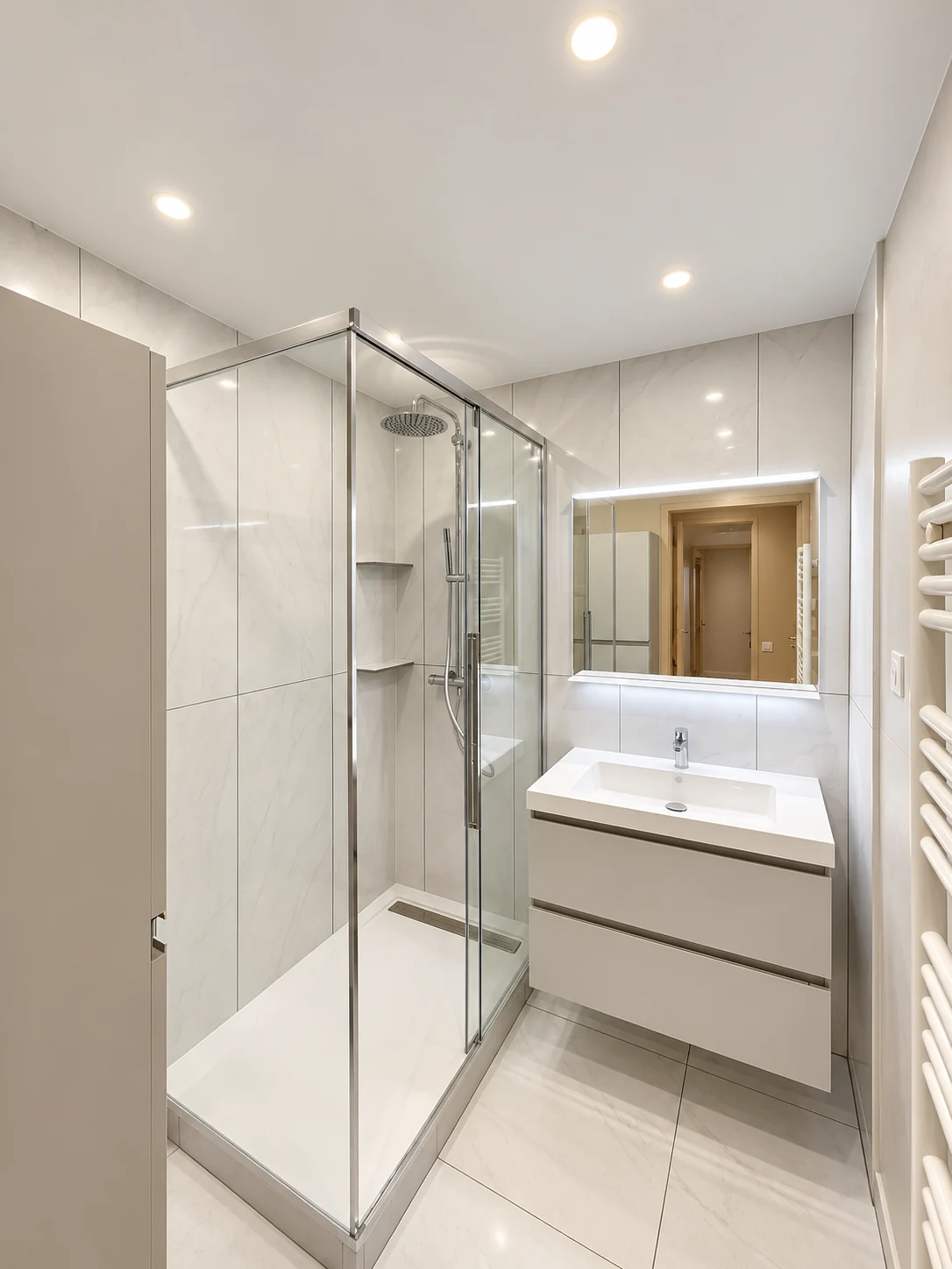 Salle de bain MTO avec douche vitrée et meuble vasque